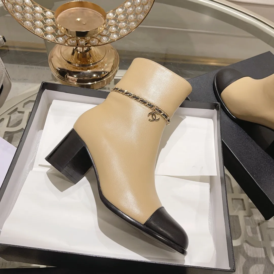 Factory direct sales p700🐘🐘women's shoes women's clothing 2025 Xiaoxiang chanel high-quality counter-level 𝙎𝙡𝙞𝙣𝙜-𝙗𝙖𝙘𝙠🌈〰͏ chanelaa® Xiaoxiang new chain ⛓️skinny leg short boots top purchasing agent level rare items new🍾✨ ━━━━━ ЅᏇєєt ━━━━━ 🍒 Upper: Calfskin imported from Italy ➕Chanel’s unique chain element Lining: Imported comfortable and soft sheepskin lining for foot pads Outsole: Exclusive molding of genuine leather outsole imported from Italy Color: black/white/apricot Size: 34 to 40 (34, 41, 42 are customized and non-returnable and non-exchangeable) Packaging: The latest complete set of packaging from the counter shoe industry